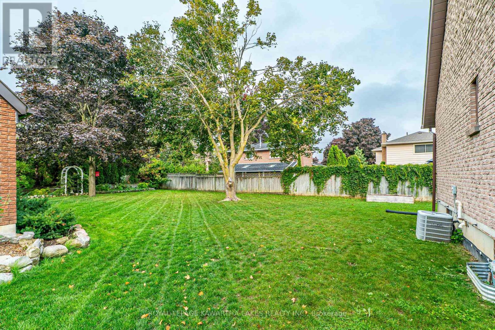 10 Don Court, Kawartha Lakes (Lindsay), Ontario  K9V 5T1 - Photo 7 - X12424844