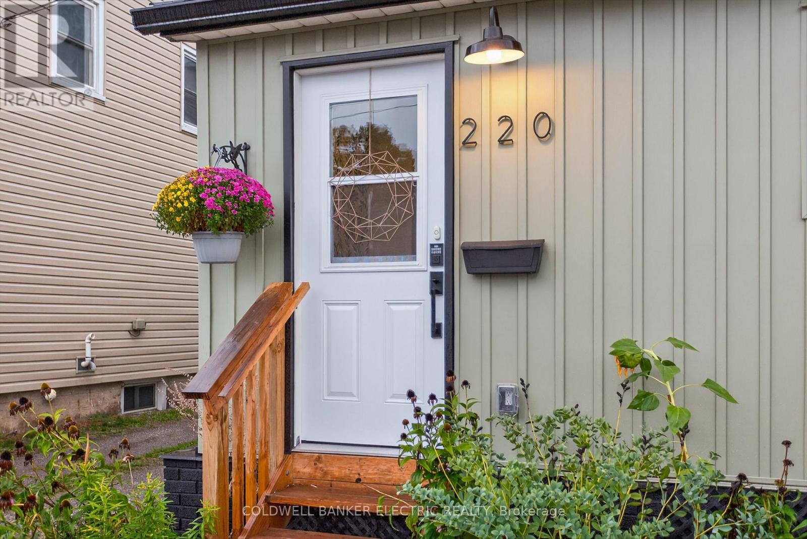 220 Rogers Street, Peterborough (Ashburnham Ward 4), Ontario  K9H 1W3 - Photo 3 - X12425184
