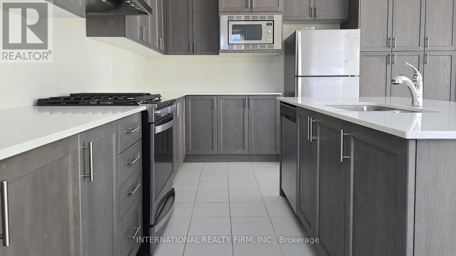 19 Hancock Crescent, Kawartha Lakes (Lindsay), Ontario  K9V 0P2 - Photo 6 - X12425233