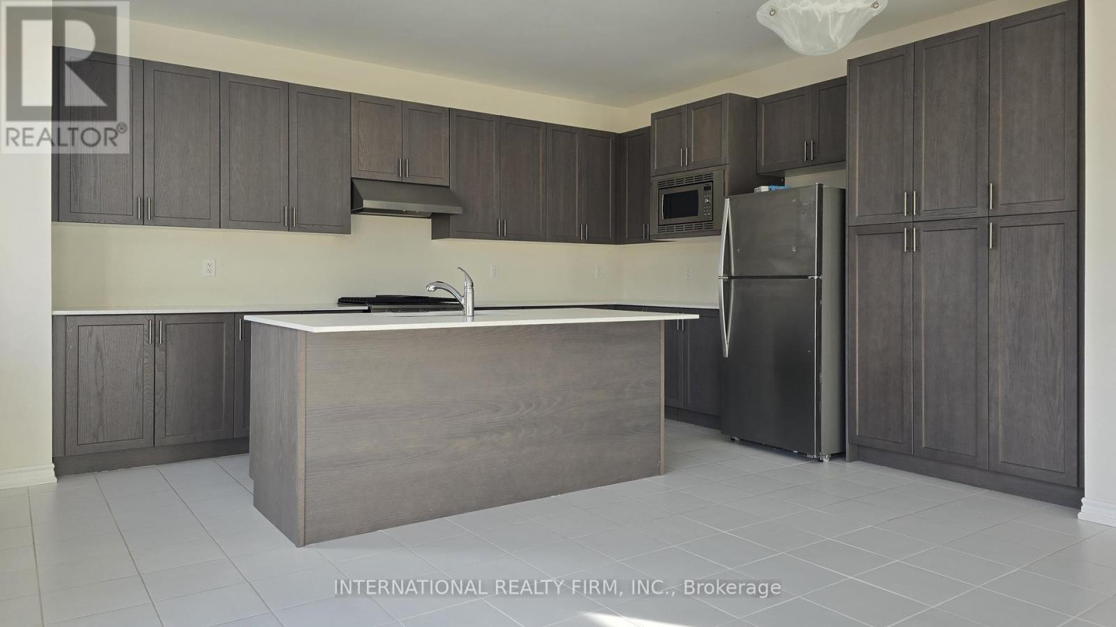 19 Hancock Crescent, Kawartha Lakes (Lindsay), Ontario  K9V 0P2 - Photo 7 - X12425233
