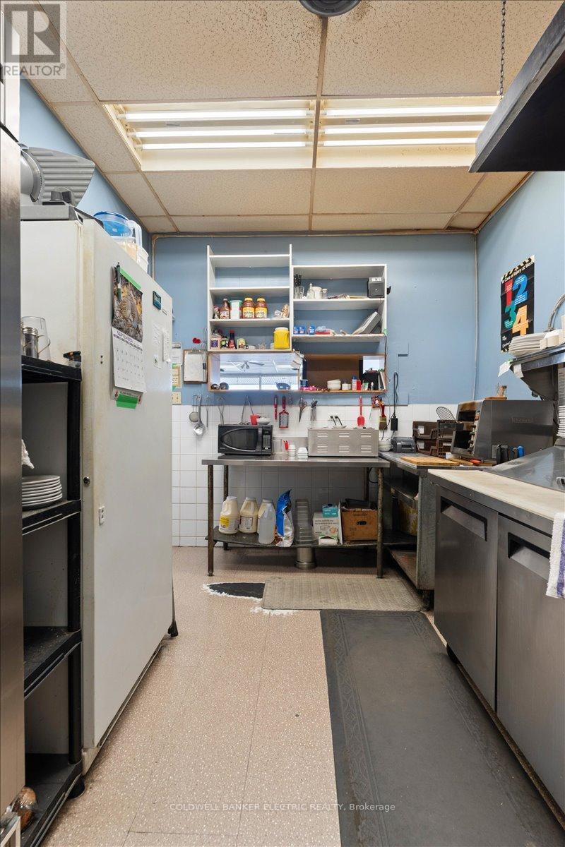 833 Chemong Road, Peterborough (Northcrest Ward 5), Ontario  K9H 5Z5 - Photo 9 - X12425850