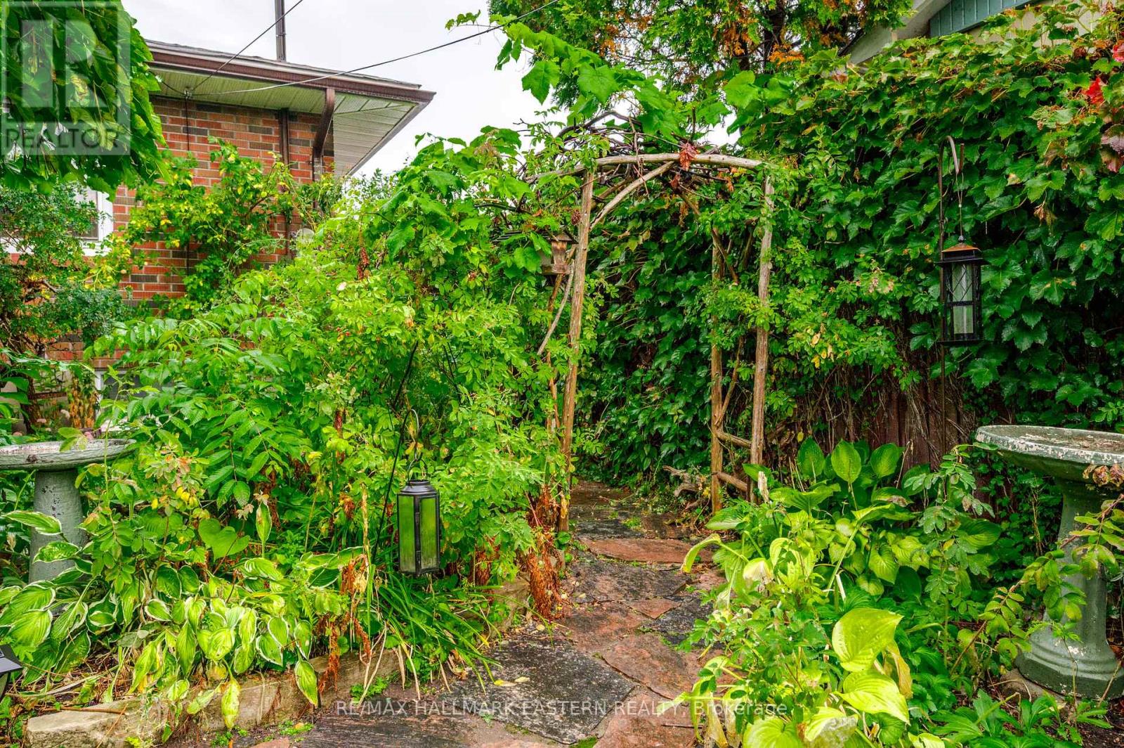 385 Bellevue Street, Peterborough (Northcrest Ward 5), Ontario  K9H 5G3 - Photo 35 - X12426436