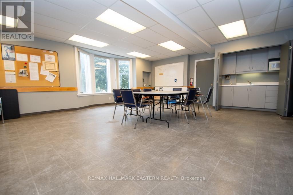203 Park Street N, Peterborough (Town Ward 3), Ontario  K9J 3P7 - Photo 5 - X12427215