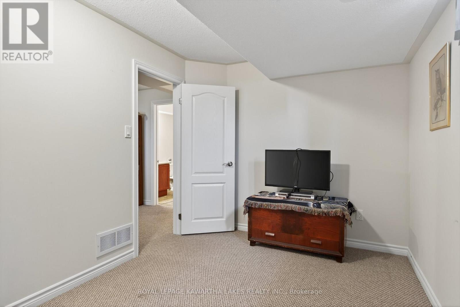 26 Chadwin Drive, Kawartha Lakes (Lindsay), Ontario  K9V 0E9 - Photo 25 - X12427987