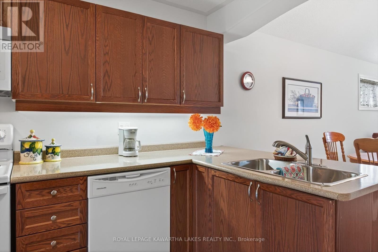 26 Chadwin Drive, Kawartha Lakes (Lindsay), Ontario  K9V 0E9 - Photo 8 - X12427987