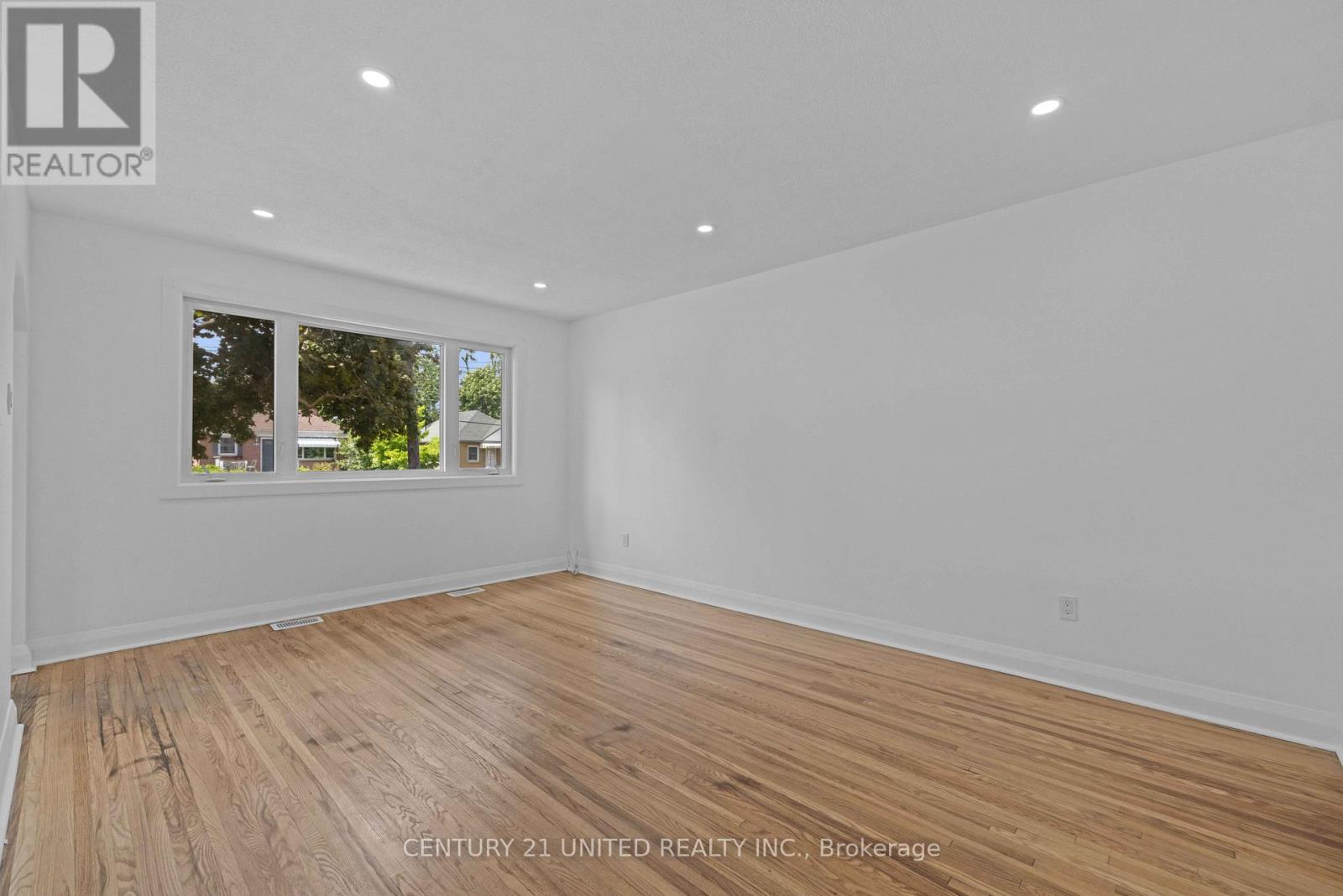 185 Dumble Avenue, Peterborough (Northcrest Ward 5), Ontario  K9H 5B3 - Photo 7 - X12432073