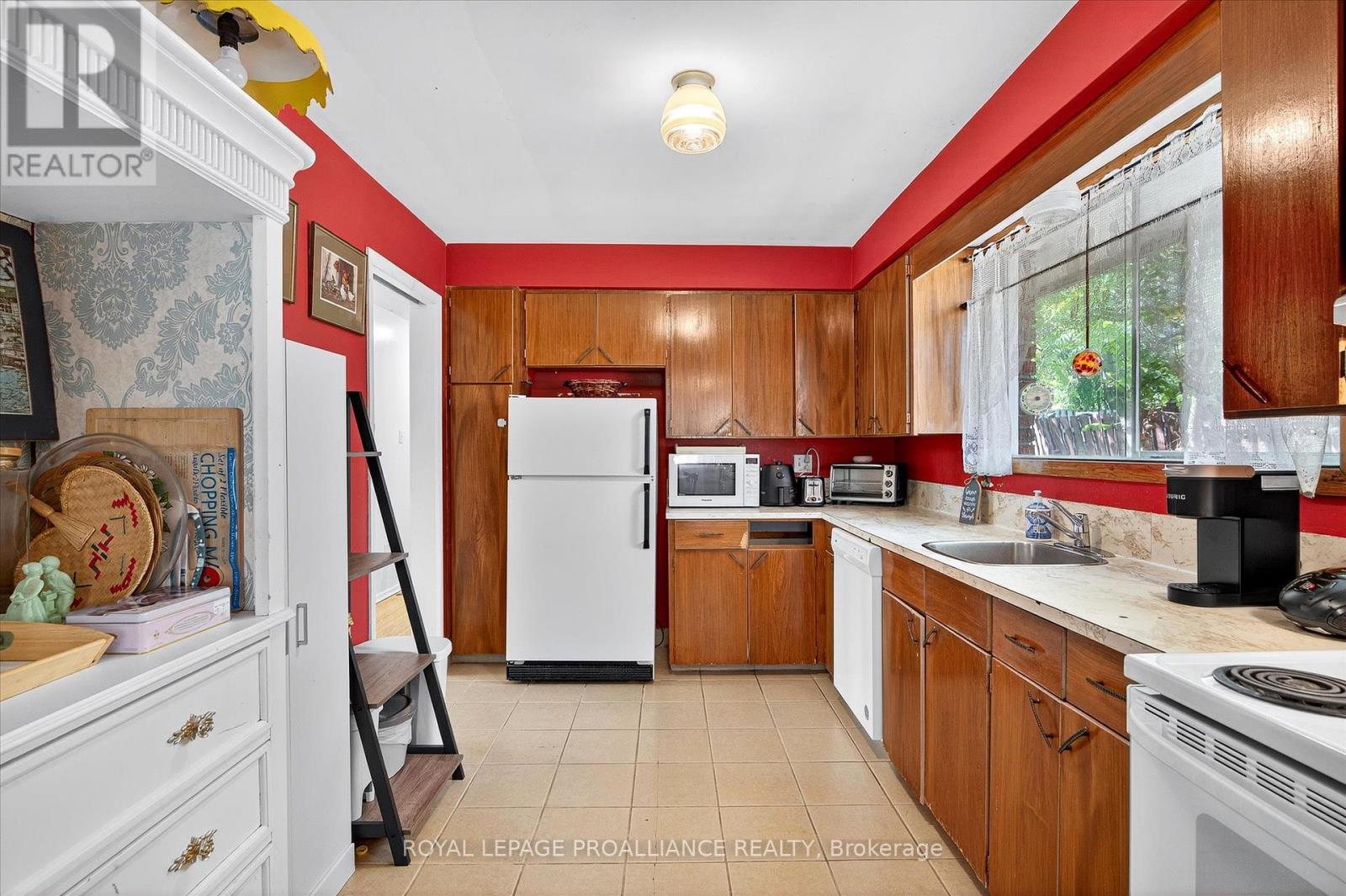 2 Seneca Road, Peterborough (Northcrest Ward 5), Ontario  K9H 6T9 - Photo 12 - X12431992