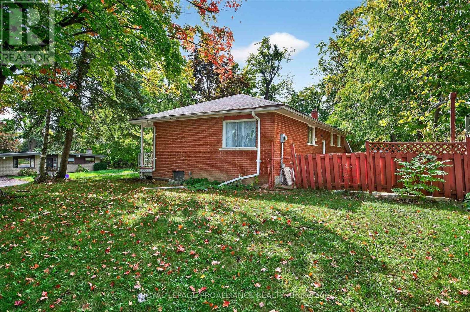 2 Seneca Road, Peterborough (Northcrest Ward 5), Ontario  K9H 6T9 - Photo 38 - X12431992