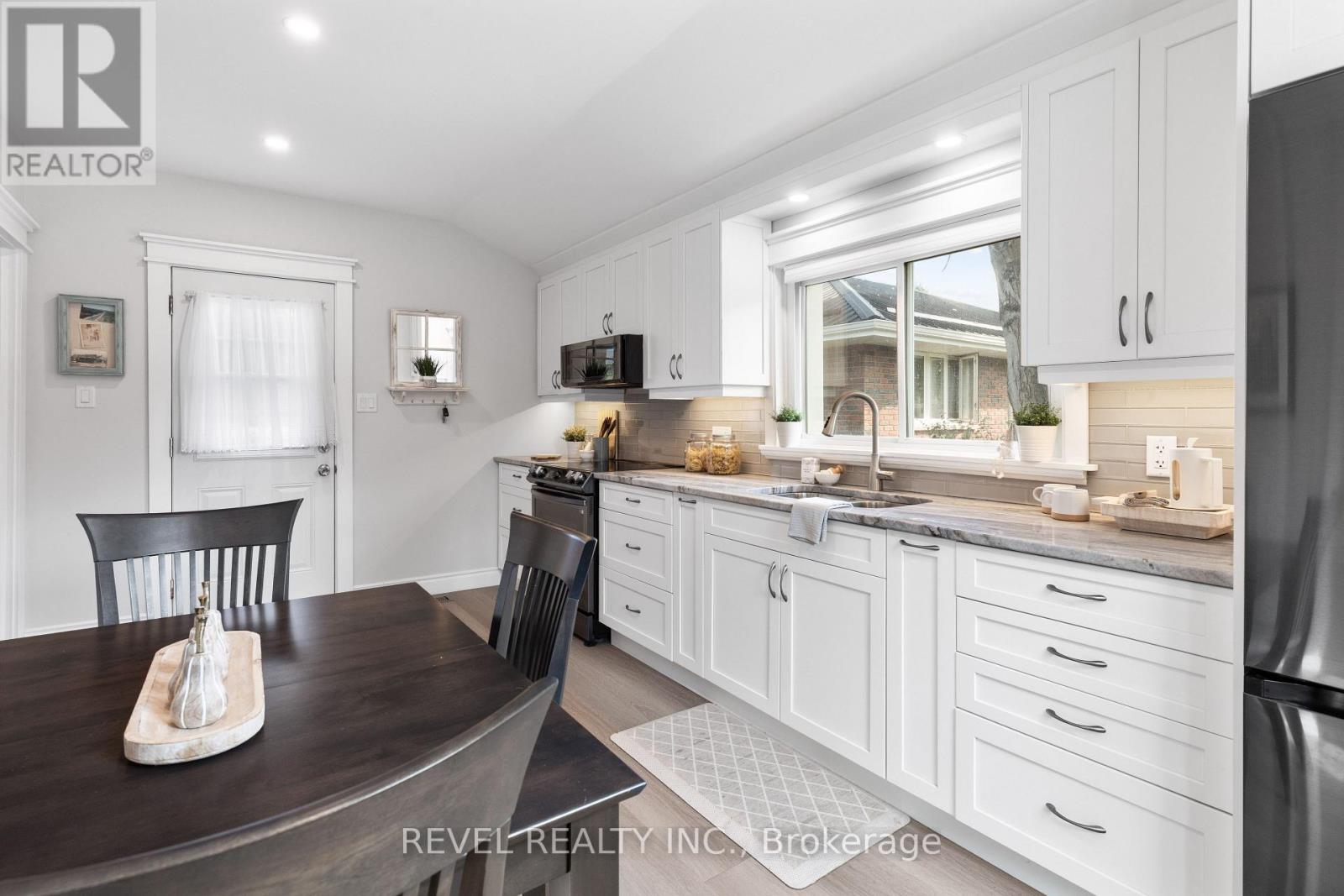 35 Glenelg Street E, Kawartha Lakes (Lindsay), Ontario  K9V 1Y9 - Photo 21 - X12432168