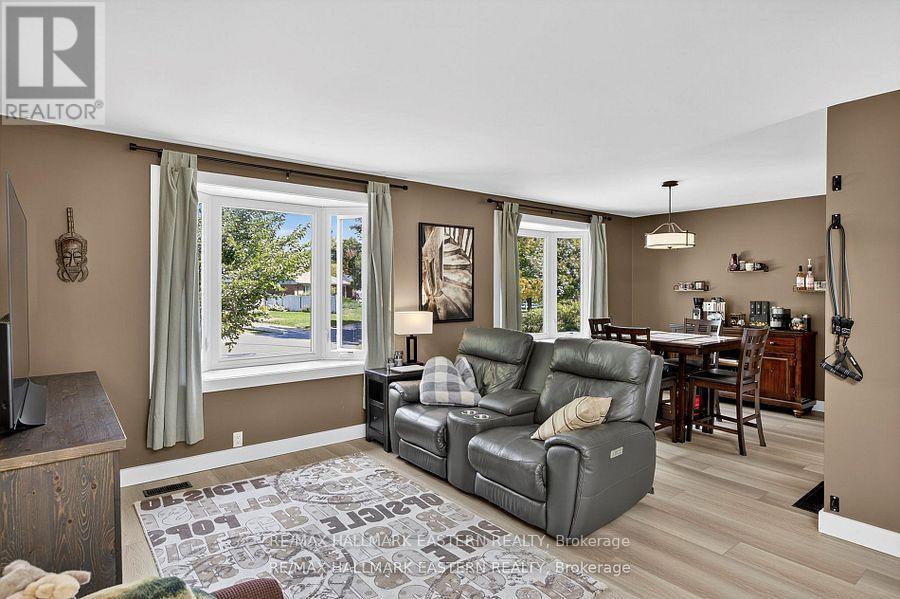 41 Parkview Drive, Peterborough (Northcrest Ward 5), Ontario  K9H 5M5 - Photo 7 - X12434575