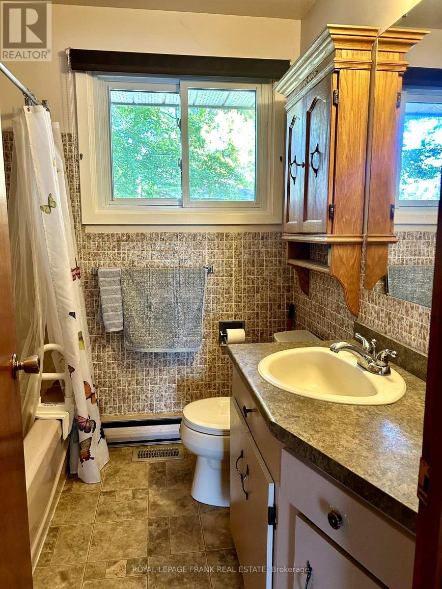 4 Peary Place, Peterborough (Northcrest Ward 5), Ontario  K9H 6Y5 - Photo 16 - X12434795
