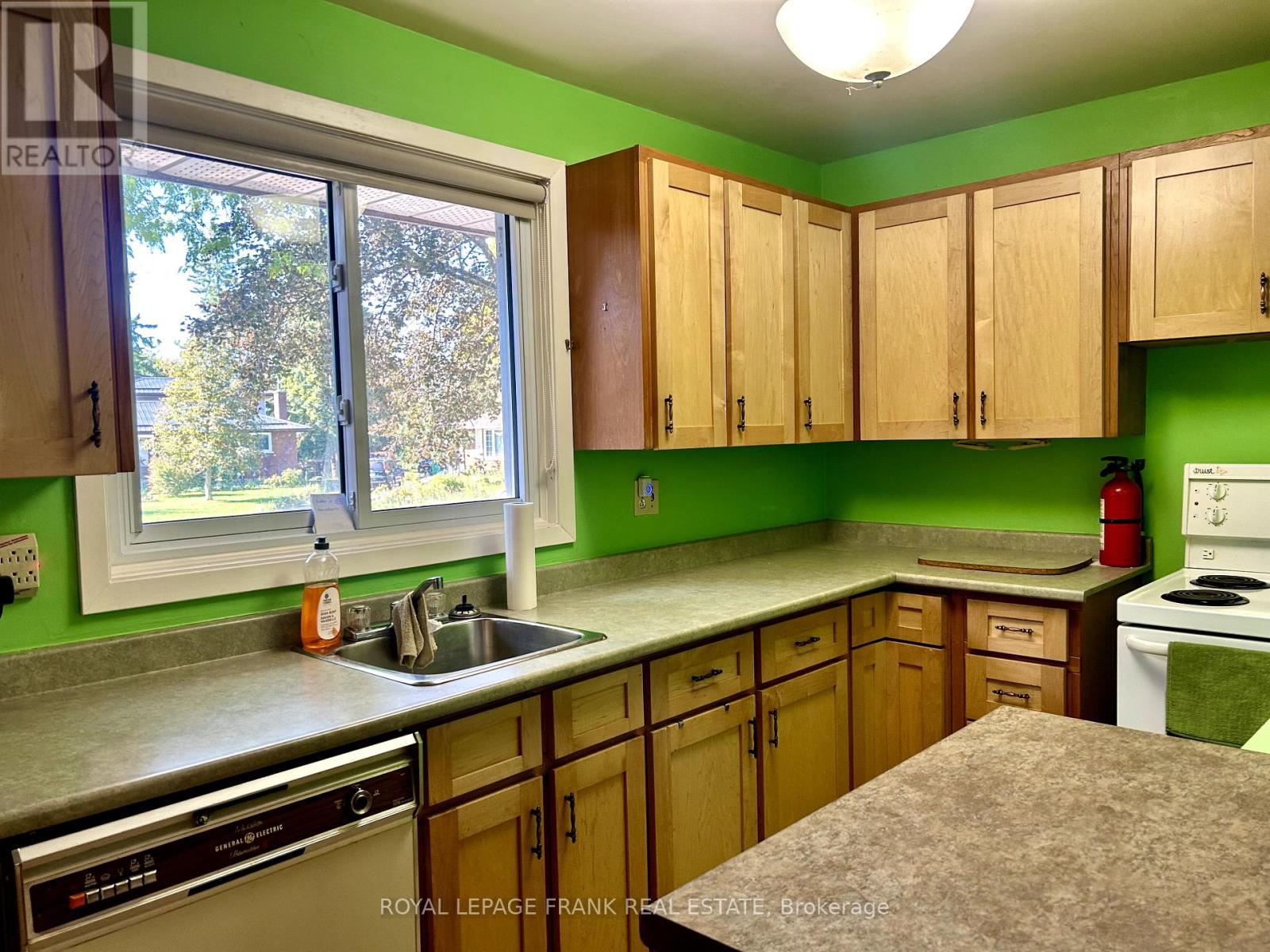 4 Peary Place, Peterborough (Northcrest Ward 5), Ontario  K9H 6Y5 - Photo 3 - X12434795