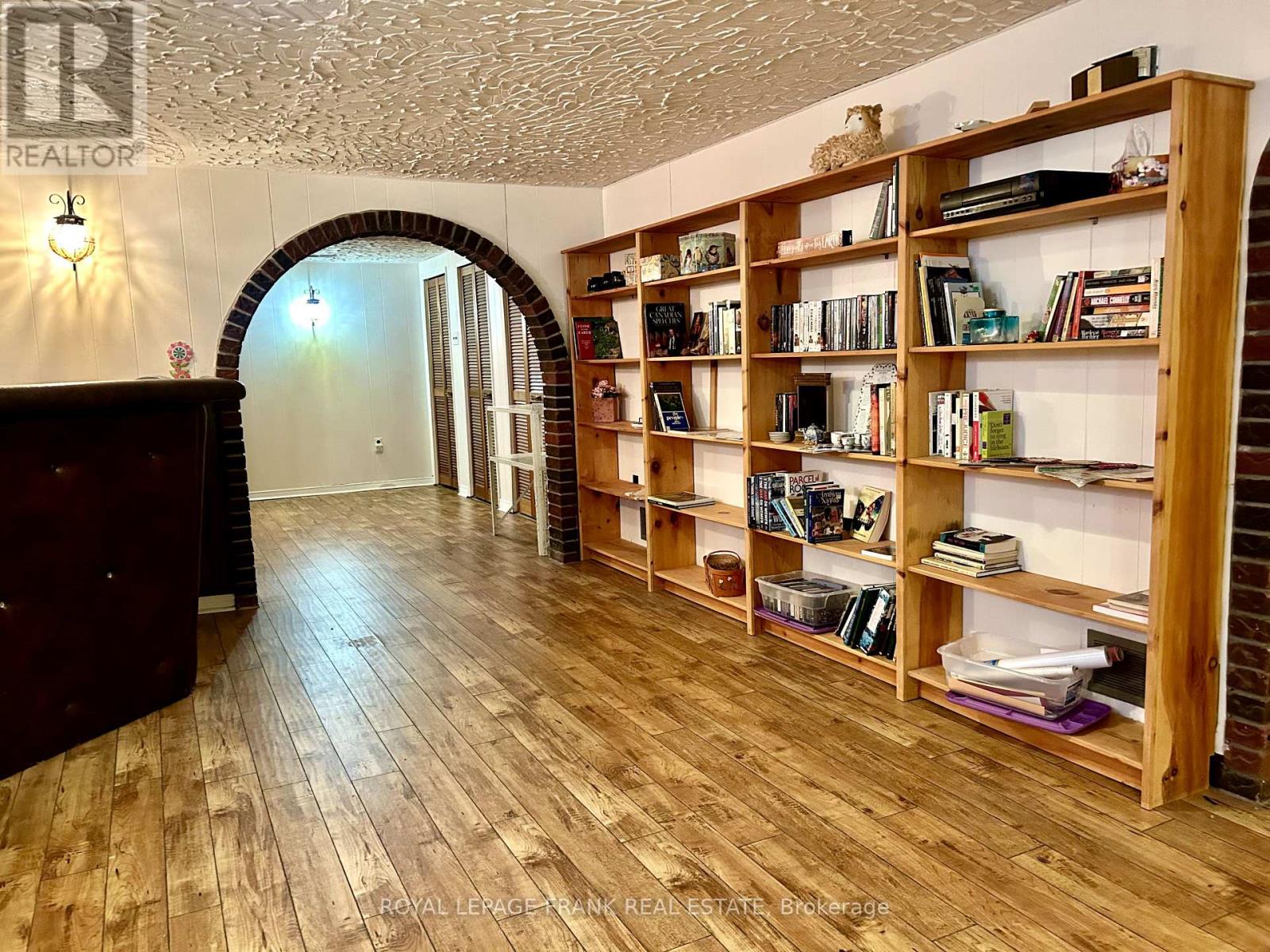 4 Peary Place, Peterborough (Northcrest Ward 5), Ontario  K9H 6Y5 - Photo 7 - X12434795