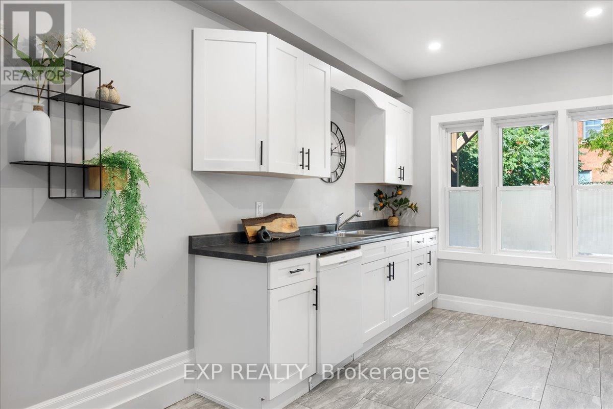 468 Charlotte Street, Peterborough (Town Ward 3), Ontario  K9J 2W3 - Photo 10 - X12437633