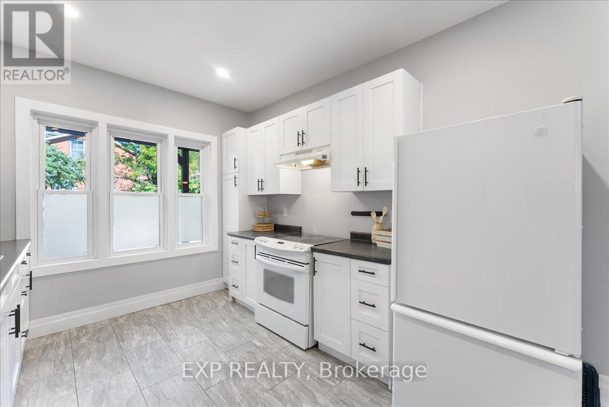 468 Charlotte Street, Peterborough (Town Ward 3), Ontario  K9J 2W3 - Photo 11 - X12437633