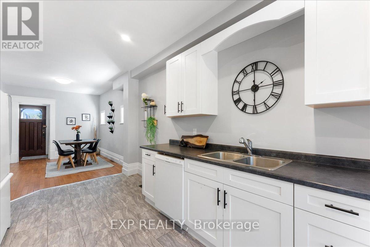468 Charlotte Street, Peterborough (Town Ward 3), Ontario  K9J 2W3 - Photo 12 - X12437633