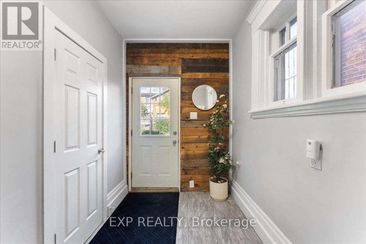 468 Charlotte Street, Peterborough (Town Ward 3), Ontario  K9J 2W3 - Photo 13 - X12437633