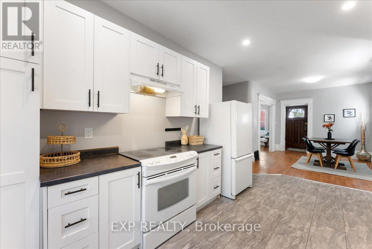 468 Charlotte Street, Peterborough (Town Ward 3), Ontario  K9J 2W3 - Photo 18 - X12437633