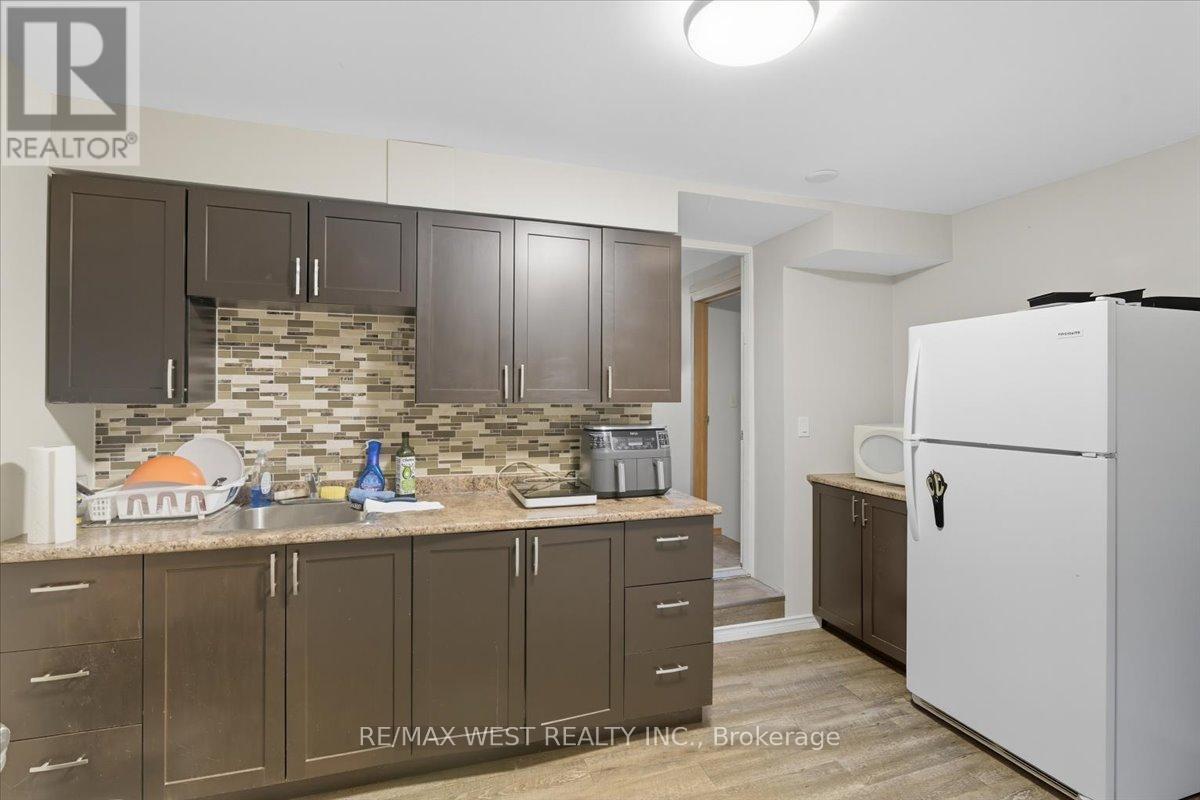 816 Brealey Drive, Peterborough (Otonabee Ward 1), Ontario  K9K 2M8 - Photo 11 - X12438620