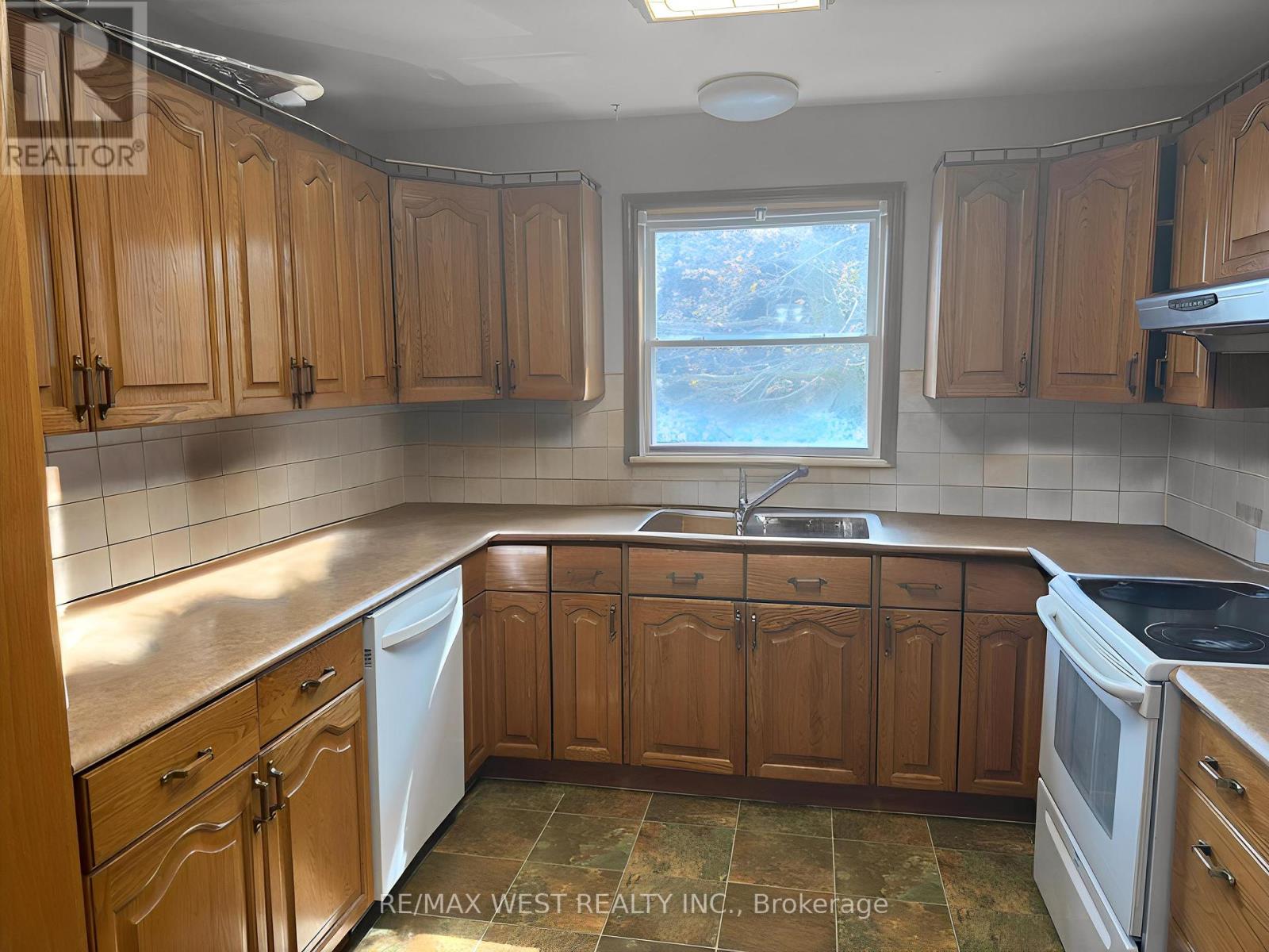 816 Brealey Drive, Peterborough (Otonabee Ward 1), Ontario  K9K 2M8 - Photo 6 - X12438620