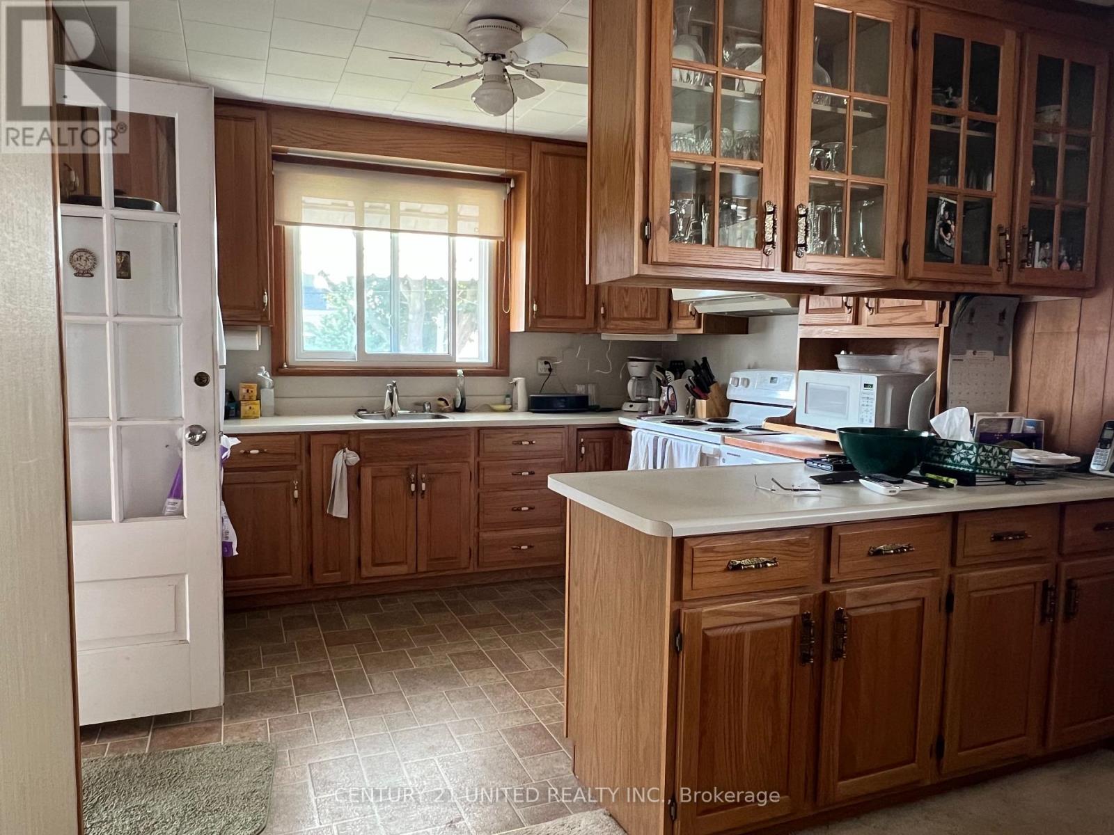 15 Wallace Street, Peterborough (Ashburnham Ward 4), Ontario  K9H 1A8 - Photo 6 - X12439418