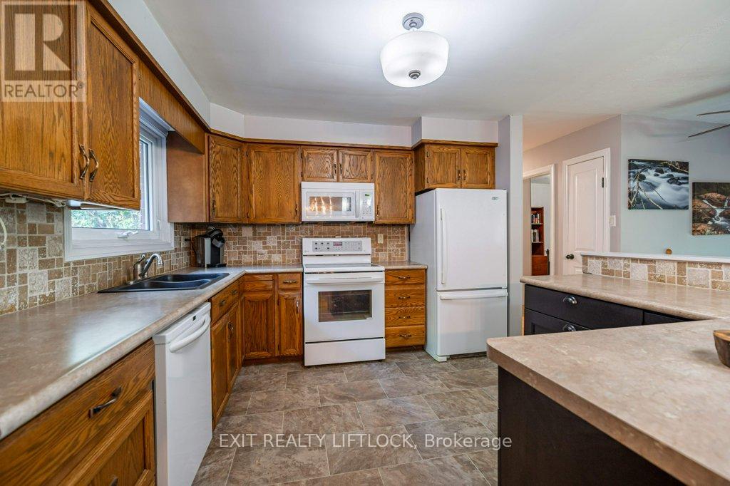 39 Beechwood Drive, Peterborough (Monaghan Ward 2), Ontario  K9J 1M2 - Photo 8 - X12439499