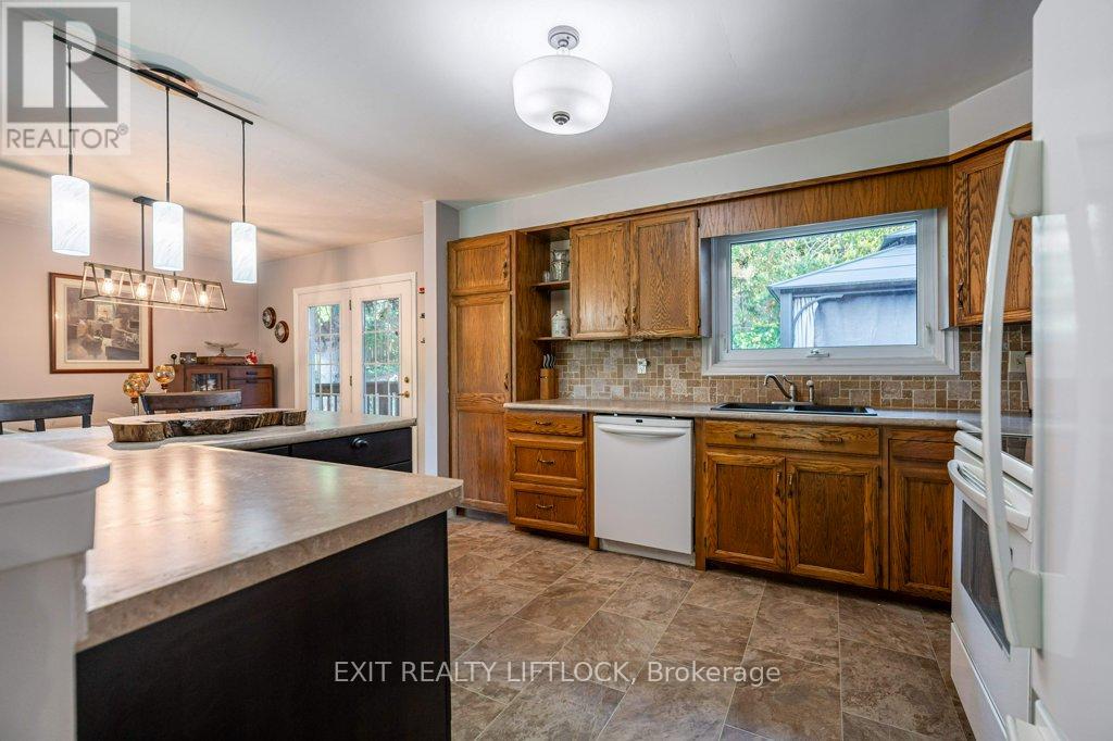 39 Beechwood Drive, Peterborough (Monaghan Ward 2), Ontario  K9J 1M2 - Photo 9 - X12439499