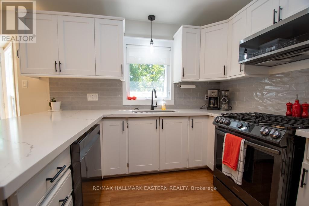 731 Peterborough Avenue, Selwyn, Ontario  K0L 1H0 - Photo 10 - X12439992