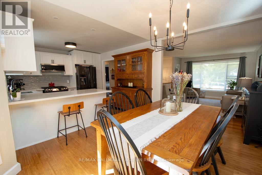 731 Peterborough Avenue, Selwyn, Ontario  K0L 1H0 - Photo 6 - X12439992