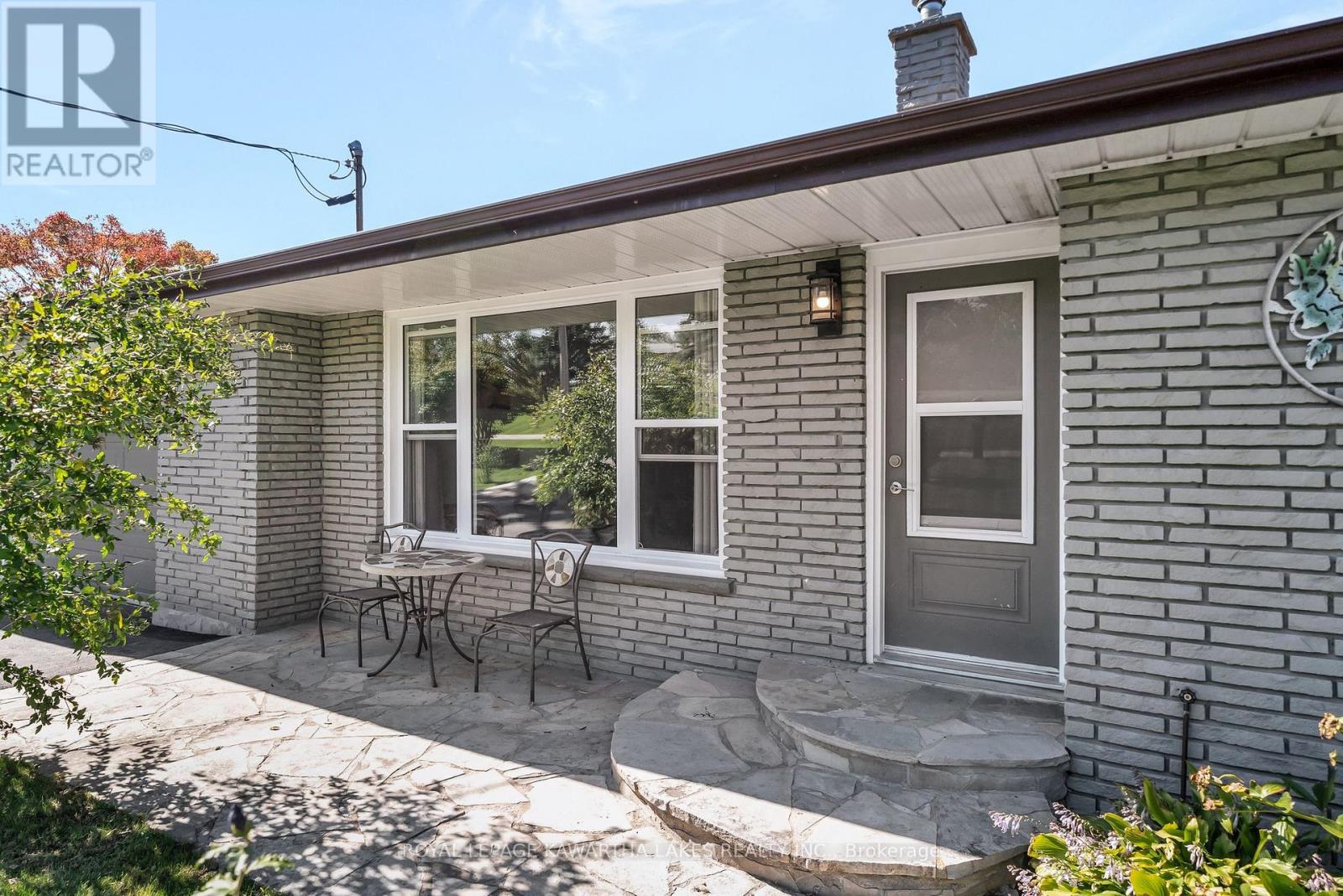 9 Buckhorn Road, Kawartha Lakes (Fenelon), Ontario  K9V 4R6 - Photo 4 - X12440535