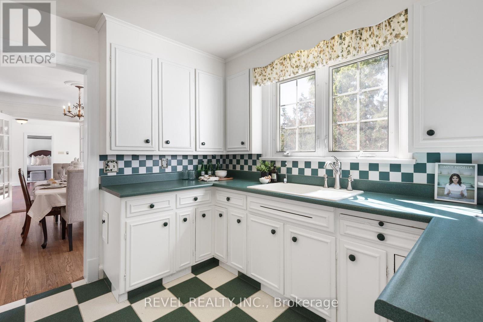 13 Sylvan Crescent, Kawartha Lakes (Lindsay), Ontario  K9V 2W4 - Photo 12 - X12440955