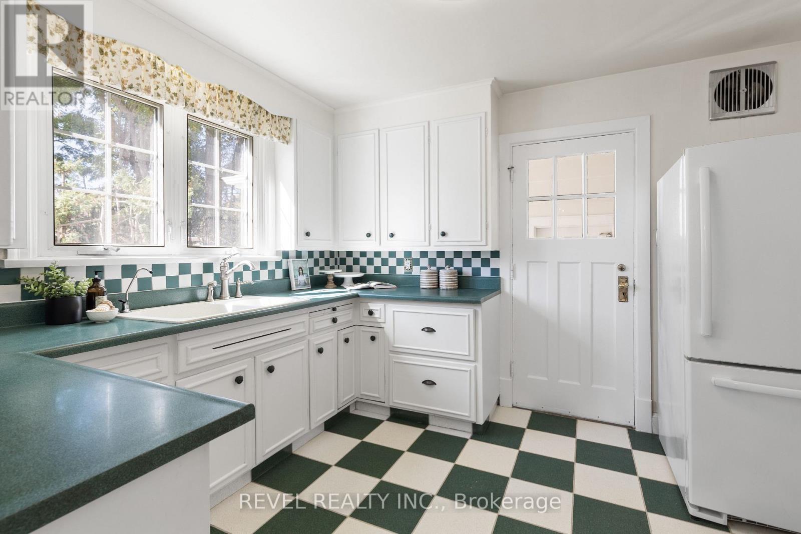 13 Sylvan Crescent, Kawartha Lakes (Lindsay), Ontario  K9V 2W4 - Photo 13 - X12440955