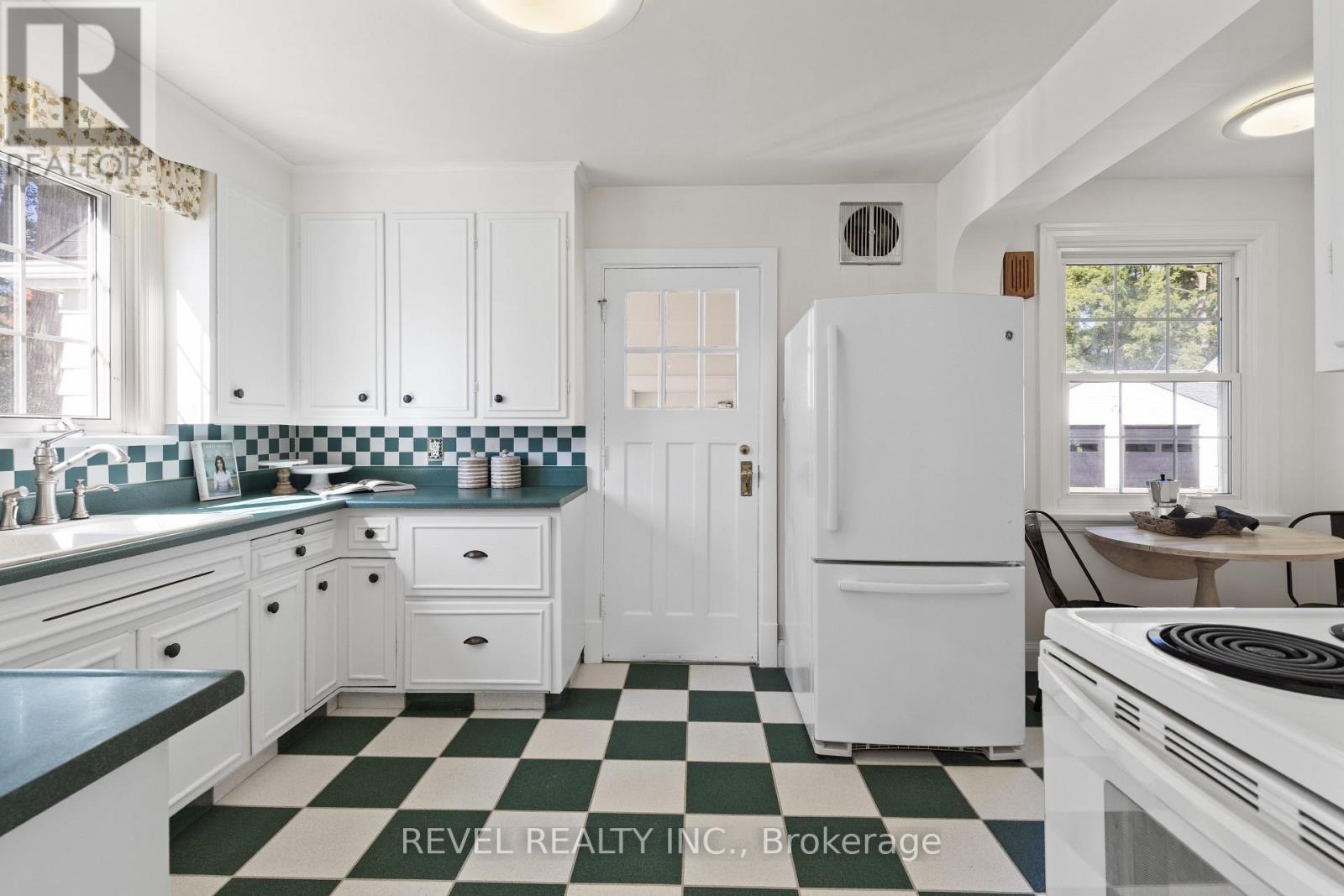 13 Sylvan Crescent, Kawartha Lakes (Lindsay), Ontario  K9V 2W4 - Photo 14 - X12440955