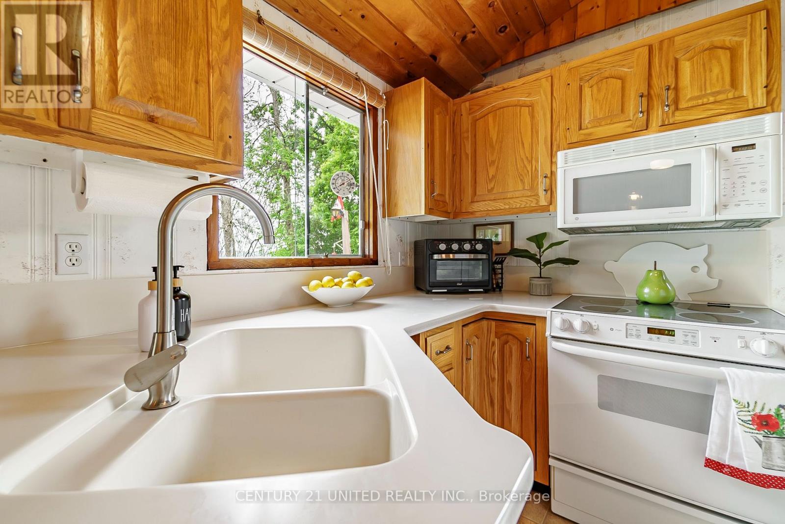 37 Lakeshore Road, Hiawatha First Nation, Ontario  K0L 2G0 - Photo 12 - X12441222