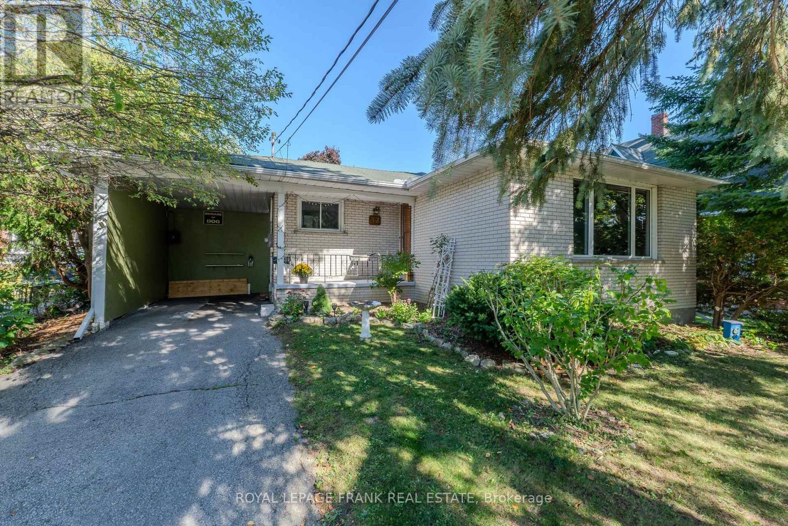 32 Melbourne Street E, Kawartha Lakes (Lindsay), Ontario  K9V 1X7 - Photo 1 - X12442244
