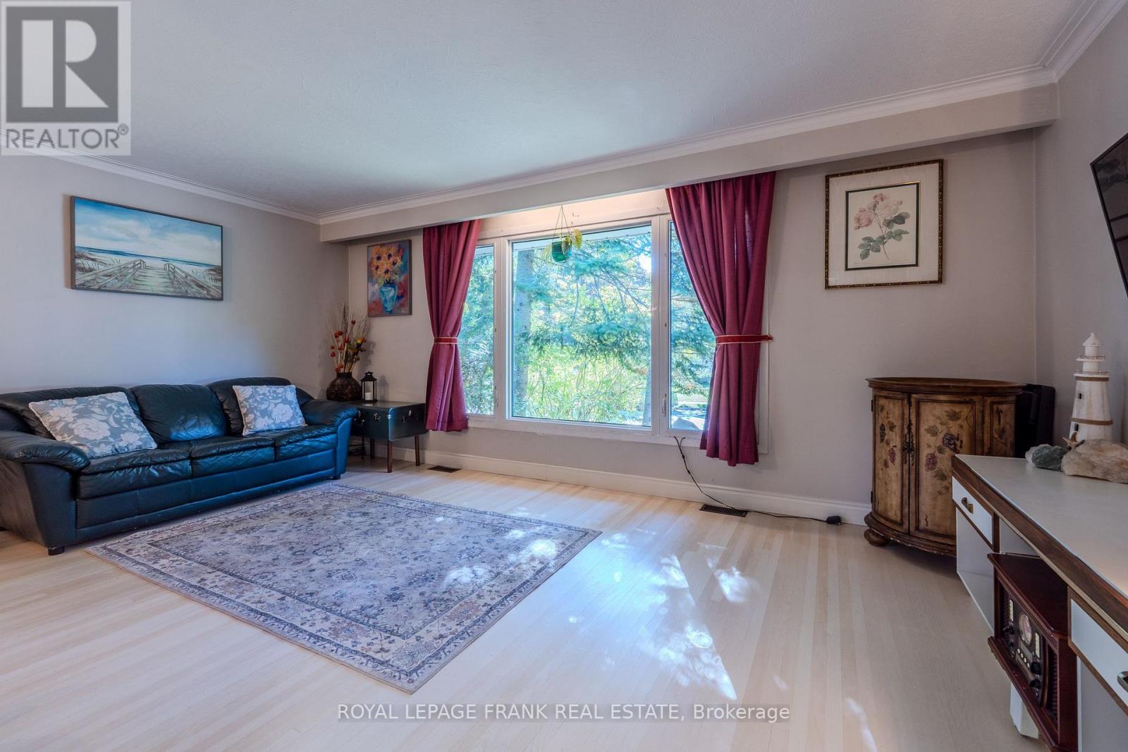 32 Melbourne Street E, Kawartha Lakes (Lindsay), Ontario  K9V 1X7 - Photo 12 - X12442244