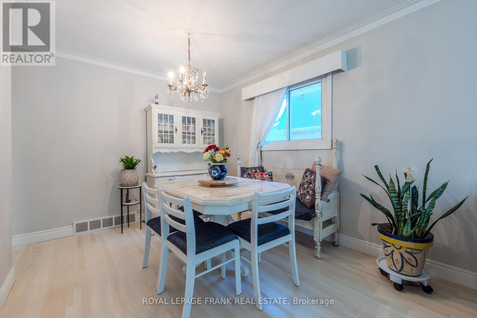 32 Melbourne Street E, Kawartha Lakes (Lindsay), Ontario  K9V 1X7 - Photo 13 - X12442244