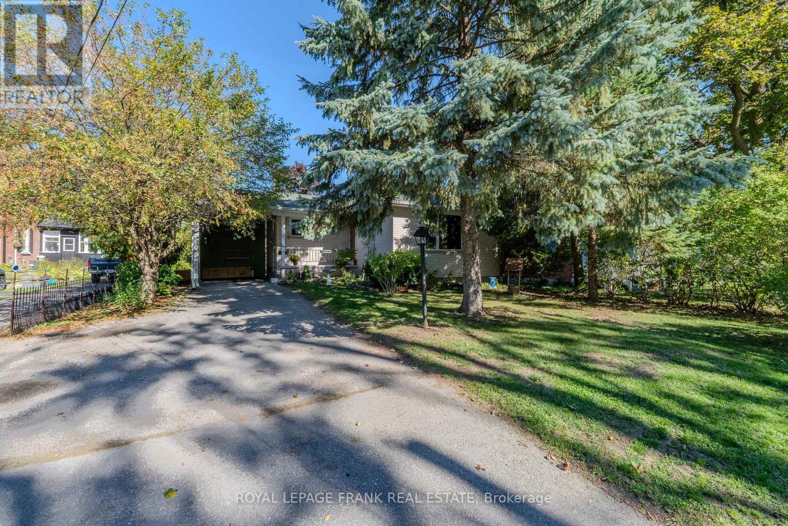 32 Melbourne Street E, Kawartha Lakes (Lindsay), Ontario  K9V 1X7 - Photo 2 - X12442244
