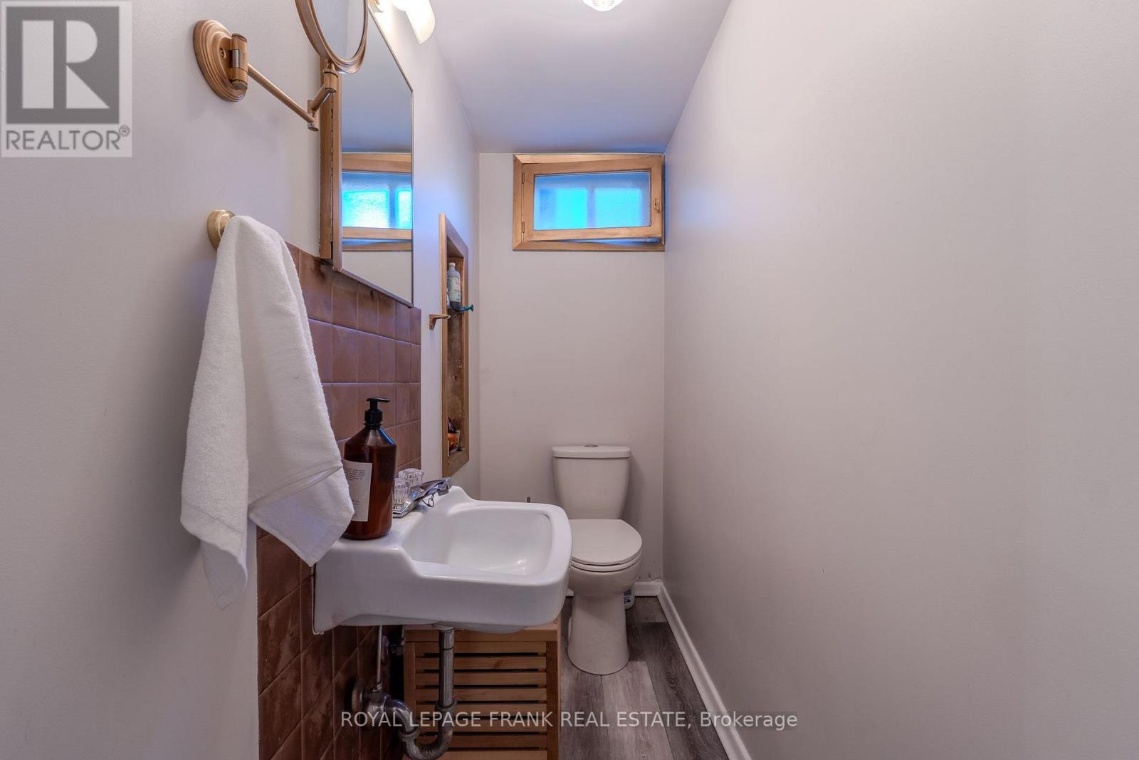 32 Melbourne Street E, Kawartha Lakes (Lindsay), Ontario  K9V 1X7 - Photo 26 - X12442244
