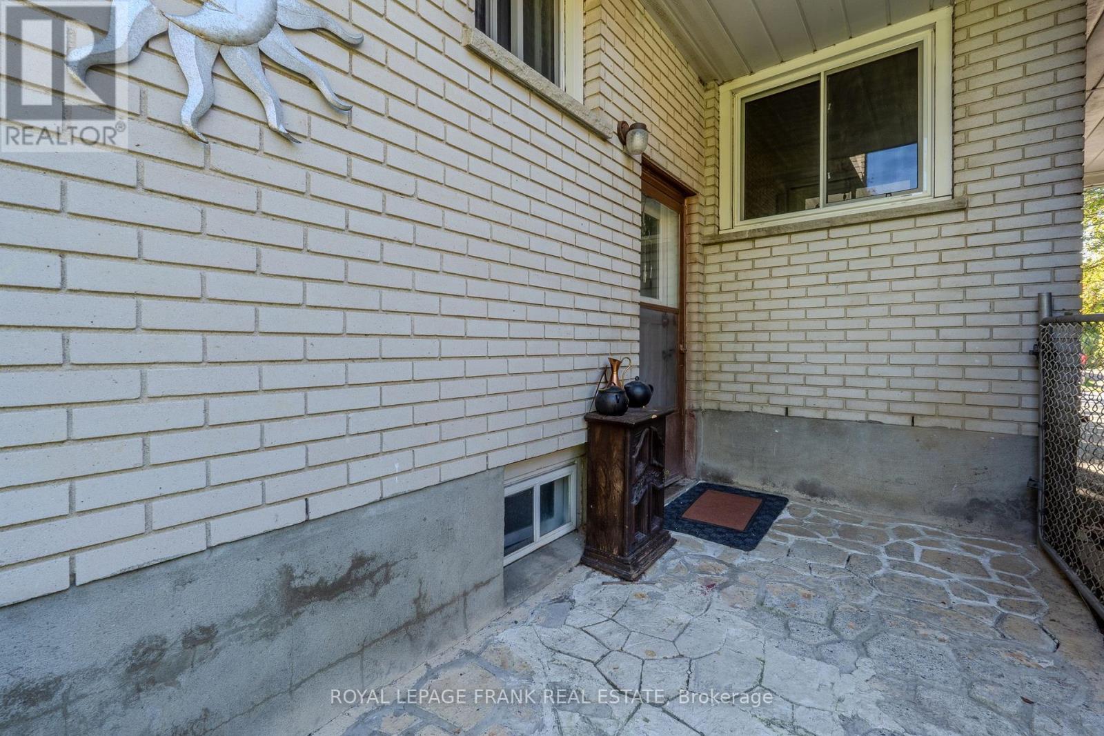 32 Melbourne Street E, Kawartha Lakes (Lindsay), Ontario  K9V 1X7 - Photo 37 - X12442244
