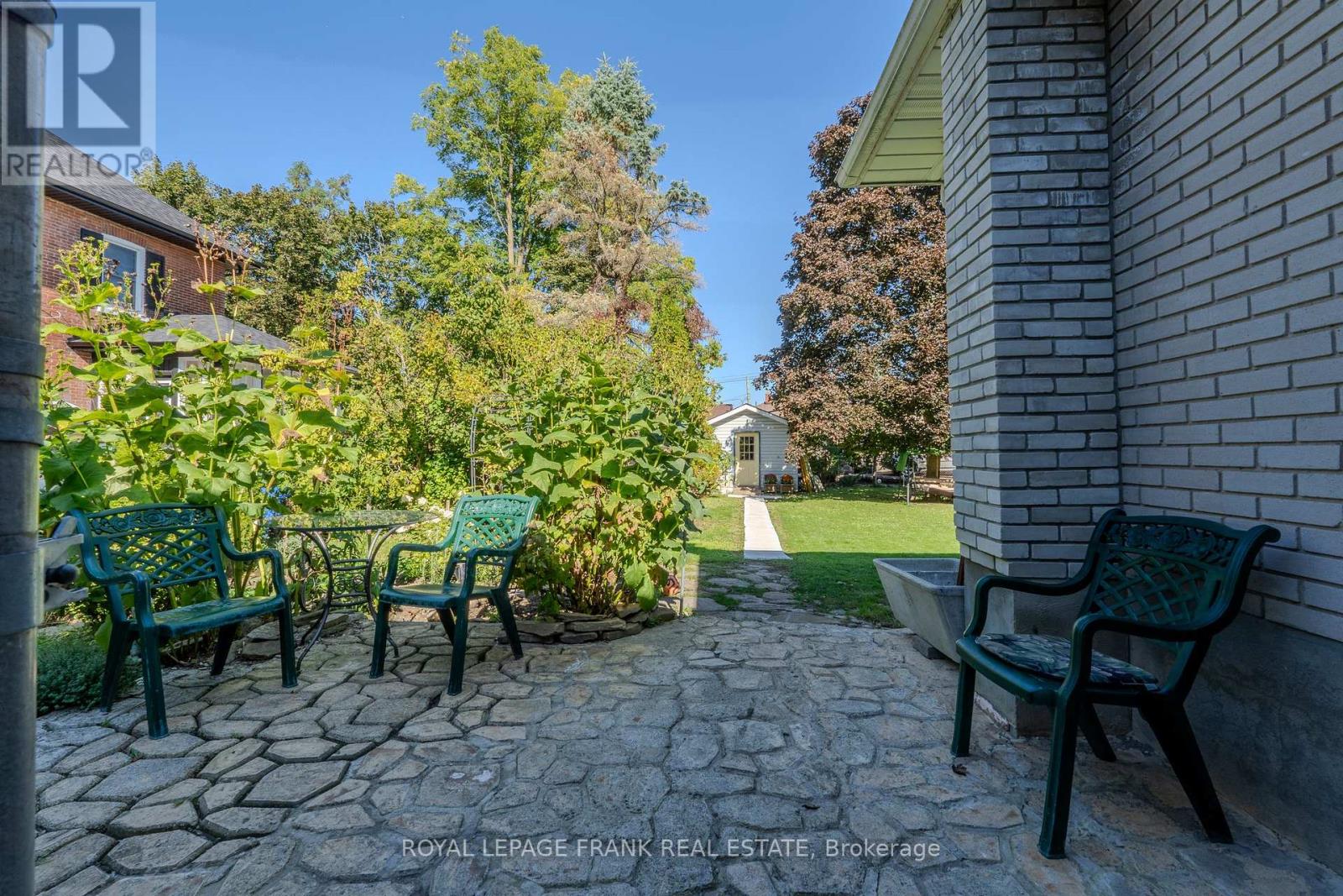 32 Melbourne Street E, Kawartha Lakes (Lindsay), Ontario  K9V 1X7 - Photo 38 - X12442244