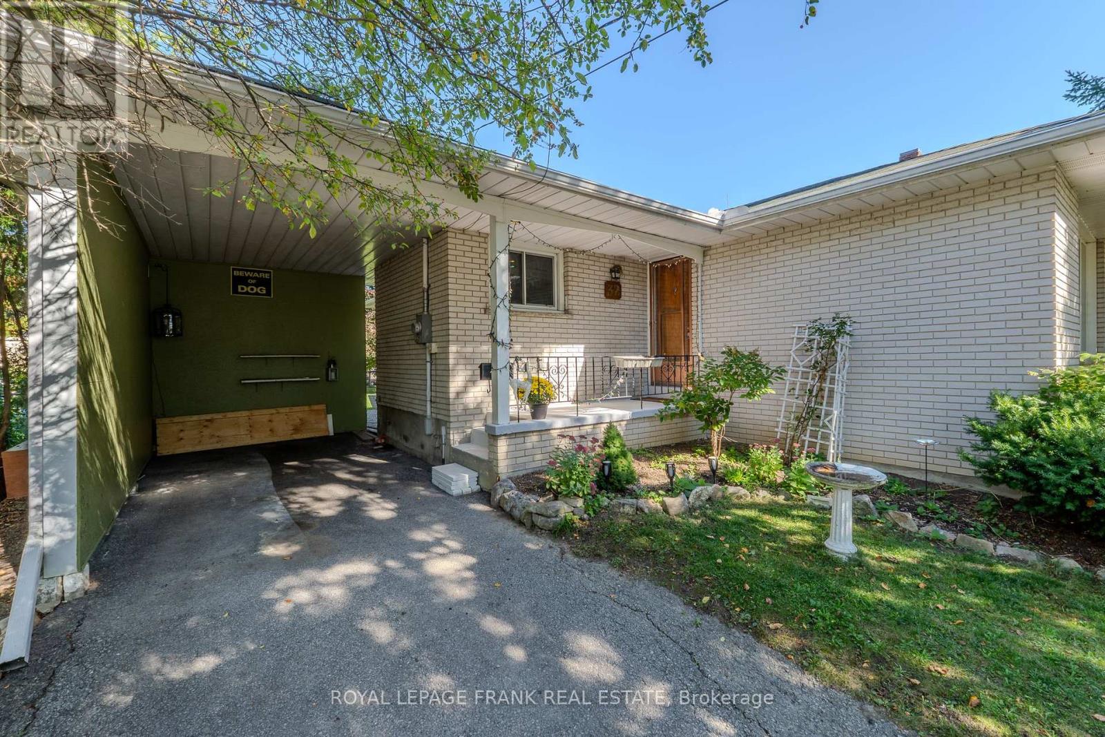32 Melbourne Street E, Kawartha Lakes (Lindsay), Ontario  K9V 1X7 - Photo 4 - X12442244