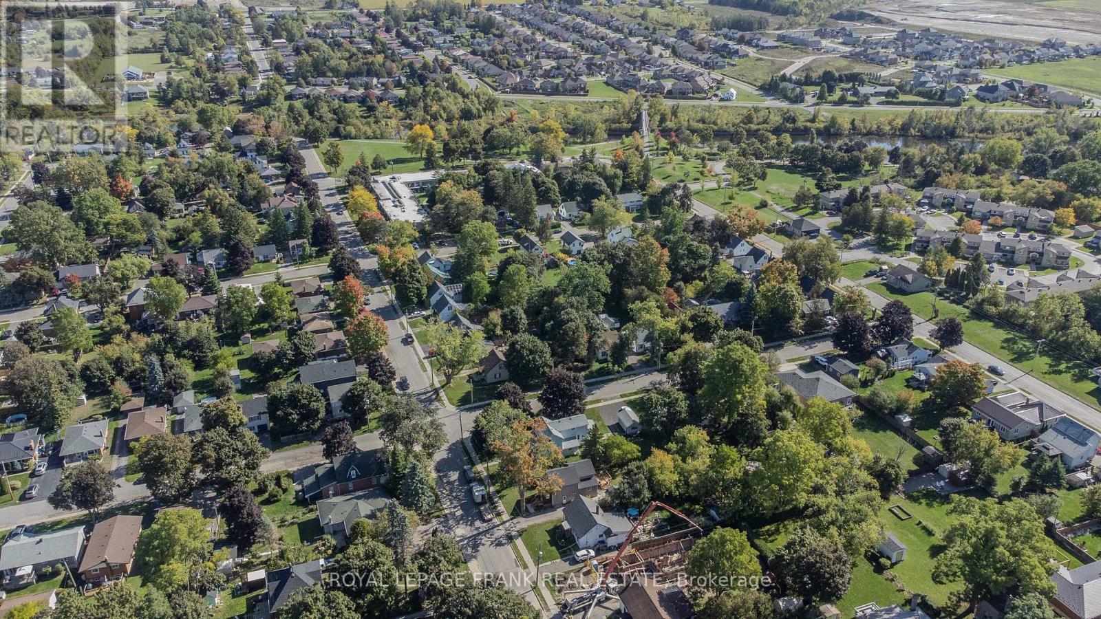 32 Melbourne Street E, Kawartha Lakes (Lindsay), Ontario  K9V 1X7 - Photo 42 - X12442244