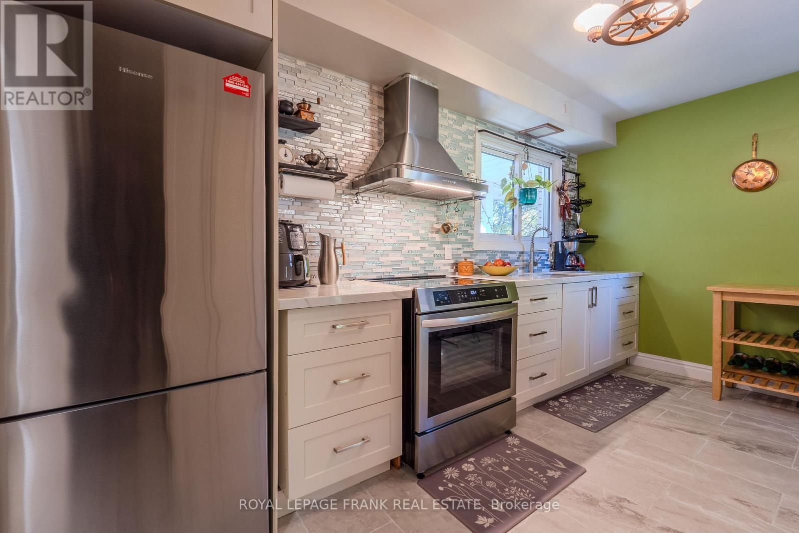 32 Melbourne Street E, Kawartha Lakes (Lindsay), Ontario  K9V 1X7 - Photo 6 - X12442244