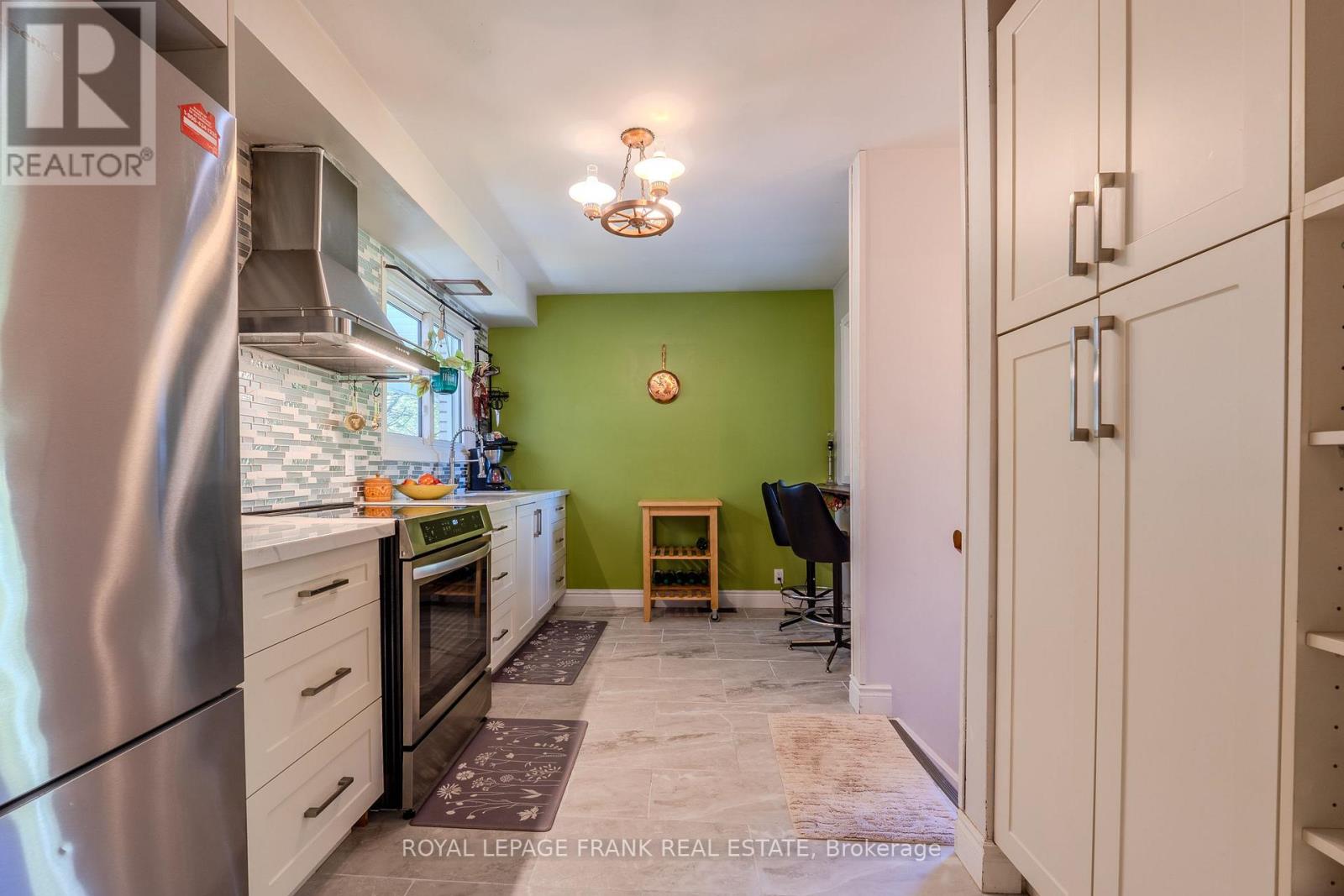32 Melbourne Street E, Kawartha Lakes (Lindsay), Ontario  K9V 1X7 - Photo 7 - X12442244