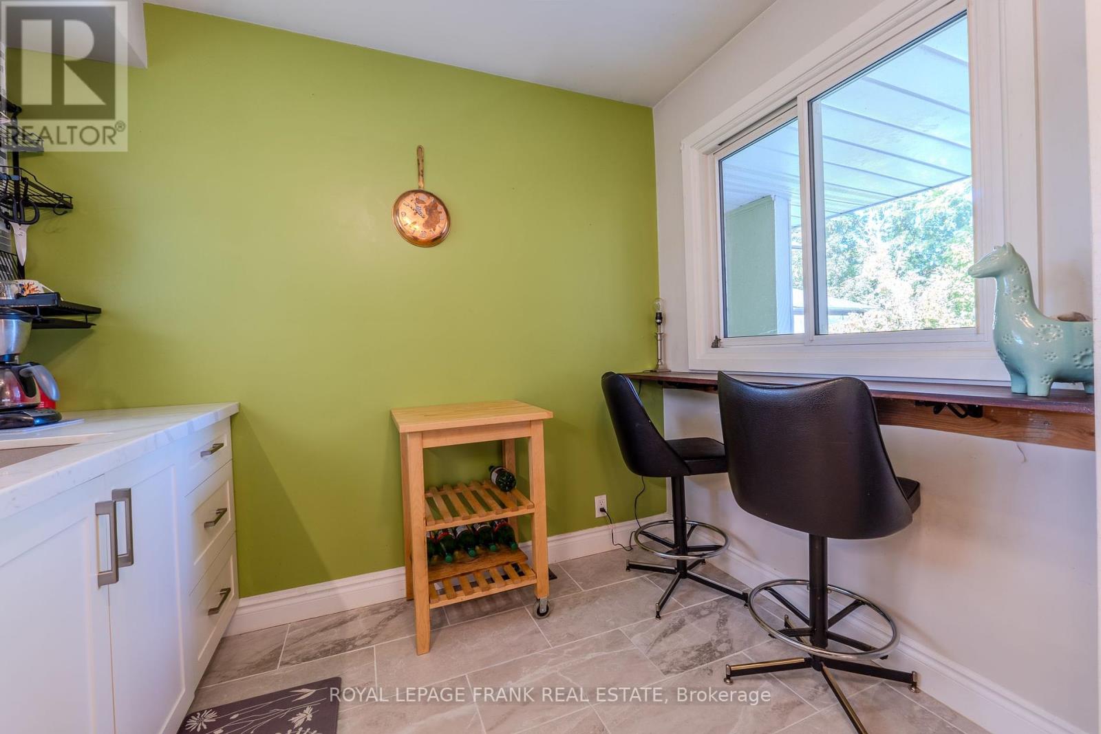 32 Melbourne Street E, Kawartha Lakes (Lindsay), Ontario  K9V 1X7 - Photo 8 - X12442244