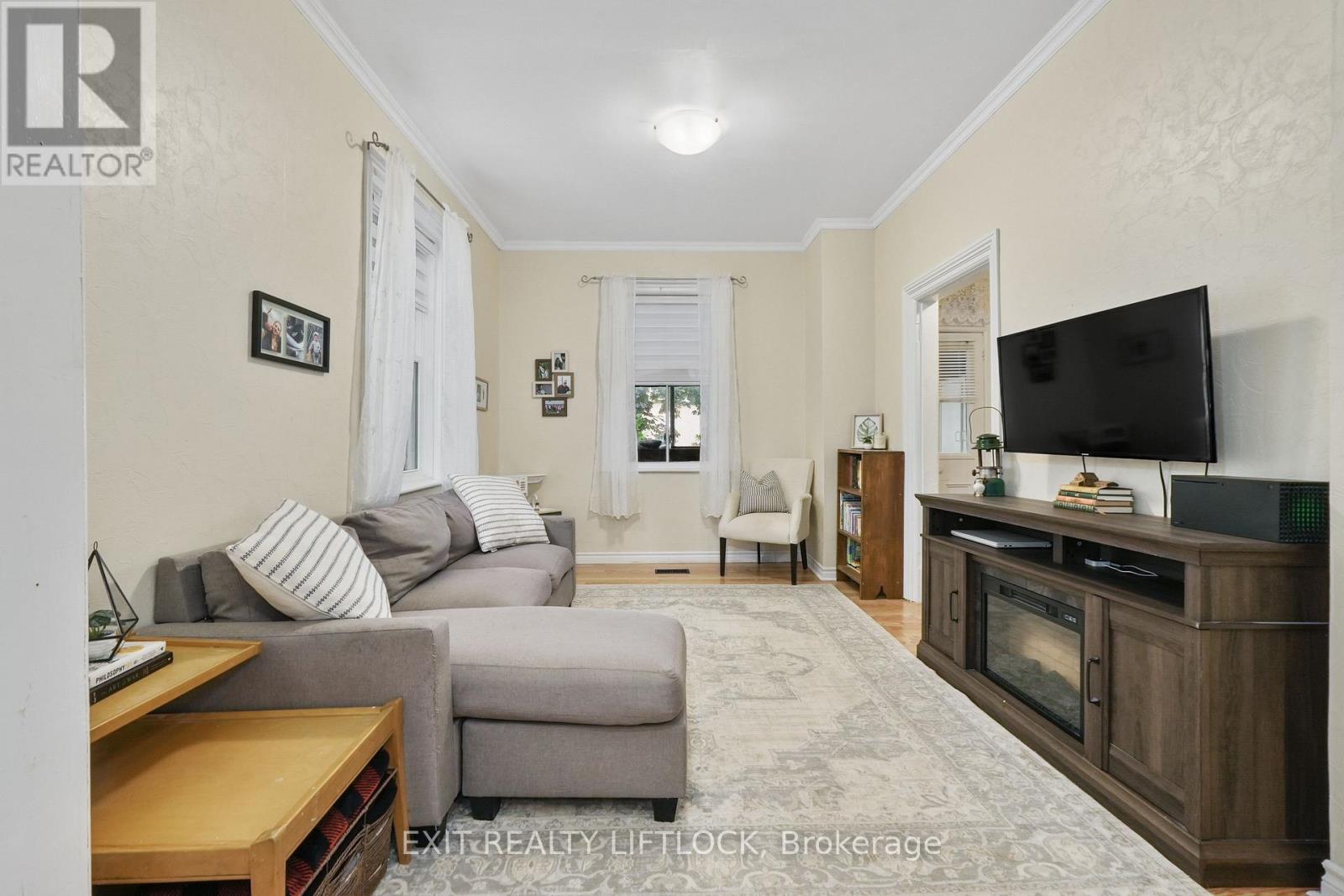 378 London Street, Peterborough Central (North), Ontario  K9H 2Z8 - Photo 11 - X12442245