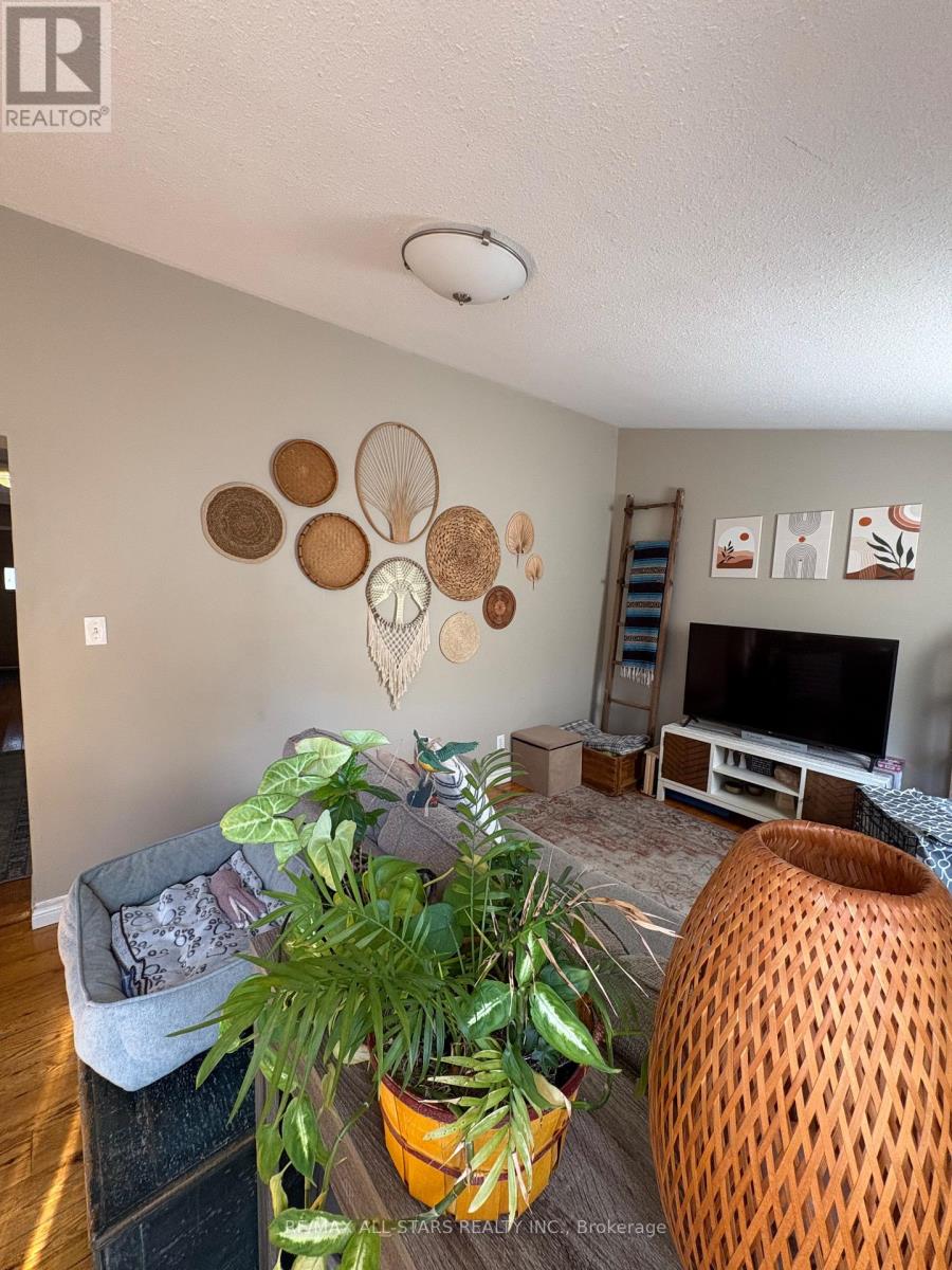 147 Lake Street, Peterborough (Town Ward 3), Ontario  K9J 2H2 - Photo 6 - X12442497