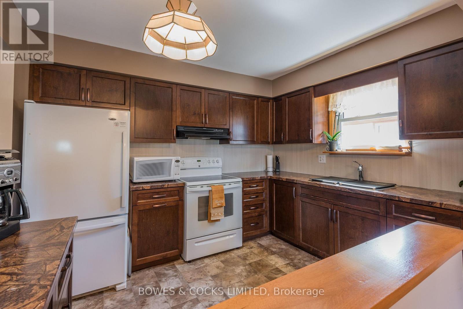 274 Sherin Avenue, Peterborough (Ashburnham Ward 4), Ontario  K9J 1B6 - Photo 5 - X12442561