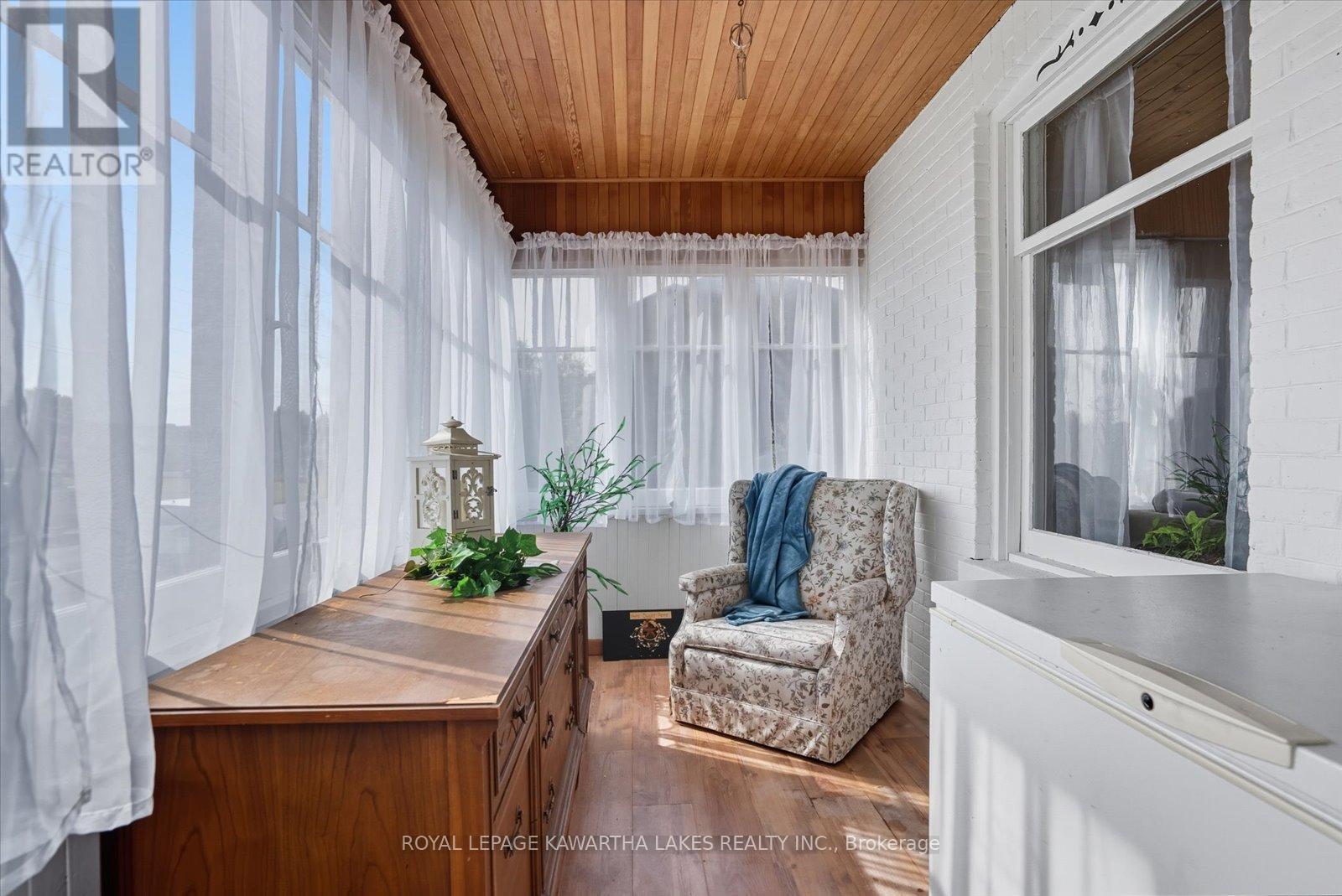 18 Mary Street W, Kawartha Lakes (Lindsay), Ontario  K9V 2N4 - Photo 6 - X12442674